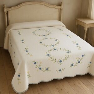 "Blue‎ Meadow Wreath" Handcrafted Quilt – 110 × 126 inches